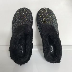 clarks pom pom slippers